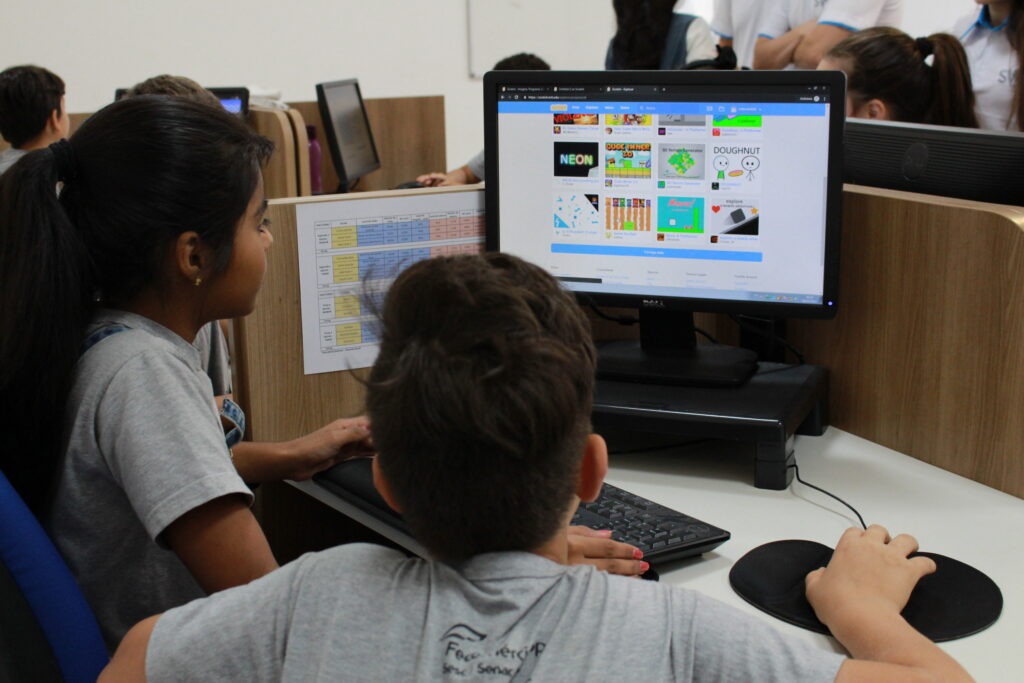 criança programando com scratch